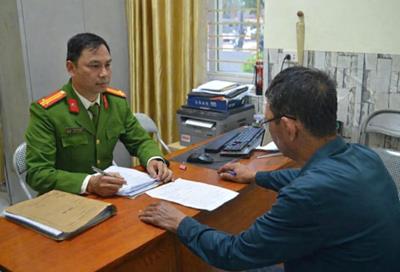 Bắt người đàn ông đập phá xe ô tô hàng xóm ở Nghệ An