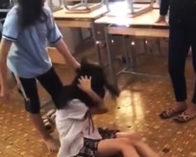 Phẫn nộ Clip Nữ sinh THCS ở TP Thủ Đức bị 1 nhóm nữ sinh đánh đập ở trong lớp