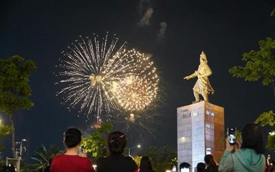 Người dân TP.HCM đội mưa ngắm pháo hoa rực sáng bầu trời