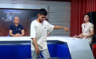 "Người hùng" tái hiện lại cảnh phá tường cứu người trong vụ cháy nhà trọ Trung Kính: "Hôm đó em cầm cây búa không thấy nặng như hôm nay"