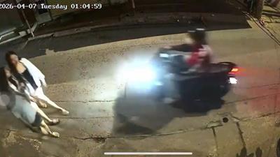 Chị em phụ nữ đi đường ban đêm cẩn thận