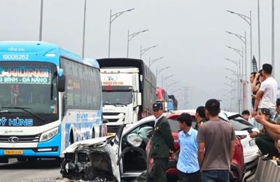 Tai nạn giao thông liên hoàn, Quốc lộ 1A qua Quảng Bình ách tắc nhiều giờ