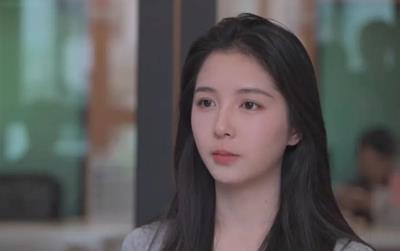 Cô gái bị bố cấm livestream vì quá xinh gây bão mạng