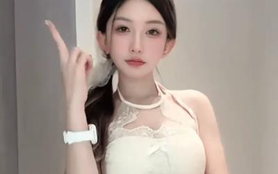 Nữ streamer khiến người xem bức xúc với hành động trên livestream