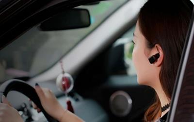 Nghe điện thoại khi lái ô tô bằng tai nghe có bị xử phạt?