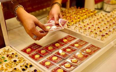 Giá vàng hôm nay sáng 5/5: DOJI giảm mạnh, ngược xu hướng thế giới