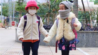 Nhiều trường ở Hà Nội lùi giờ học vì trời rét