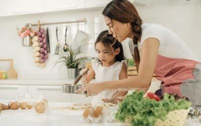 Rèn tính cách, đạo đức cho con từ trong bếp