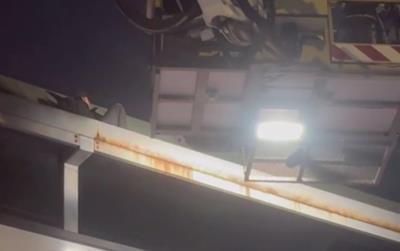 Giải cứu thành công nam thanh niên nằm trên mái vòm cầu vượt vì "sầu muộn 8/3"