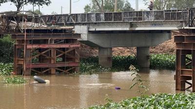 Xe quá tải làm sập cầu ở Tây Ninh