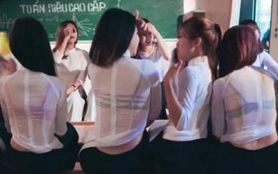 Sinh viên diện váy ngắn, áo hở, trường đại học đồng loạt "siết" trang phục
