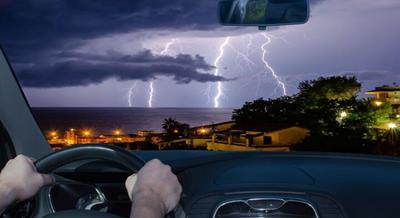 Ngồi trong ô tô có sợ bị sét đánh?