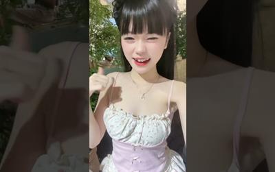 Hot Tiktoker Suka tập tành chơi nhạc cụ thổi kèn cùng bạn trai trong resort