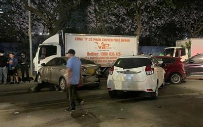 Hiện trường ô tô tông liên hoàn 4 xe máy, 4 ô tô ở Hà Nội, tài xế có biểu hiện lạ khi xuống xe