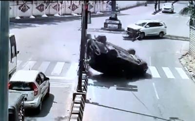 Video: Tai nạn kinh hoàng, ô tô lộn nhiều vòng trên đường