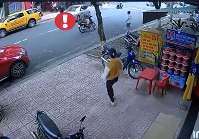 Đắk Lắk: Video ô tô húc chị gái đi xe máy tại Yjut, va chạm nhẹ rồi tiếp tục gây tai nạn