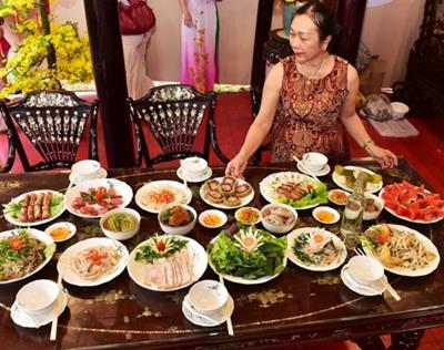 Đừng đẩy phụ nữ xuống bếp ngày tết: Cảnh “con gái dưới bếp, con trai trên nhà” bao giờ mới hết