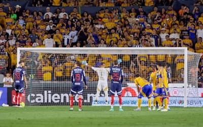 Sergio Ramos đánh bại chiêu trò của thủ môn