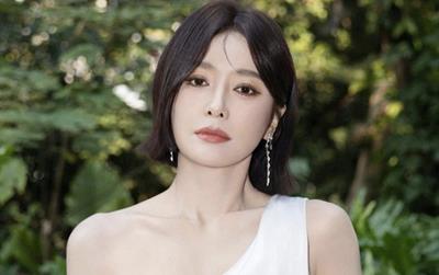 'Phú Sát hoàng hậu' lộ ảnh qua đêm tại nhà bạn trai