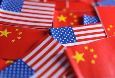 Mỹ hoãn áp thuế chip Trung Quốc; phóng viên kiện các hãng AI