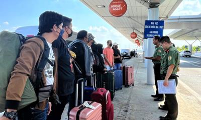Công an TP HCM trục xuất 9 người Malaysia trong đường dây lừa đảo về nước