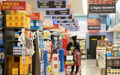 Giá cả leo thang vượt thu nhập khiến người Mỹ thắt chặt chi tiêu