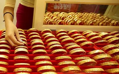 Giá vàng tăng khi đồng USD và lợi suất trái phiếu Mỹ giảm