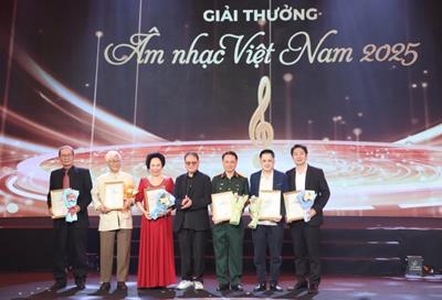 NSND Thanh Lam, ca sĩ Hồng Nhung, nhạc sĩ Giáng Son được trao giải Sol Vàng