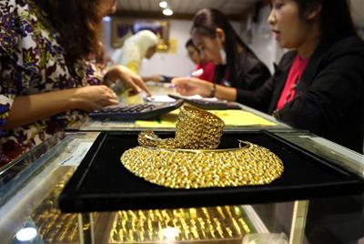 Giá vàng thế giới giảm hơn 1%