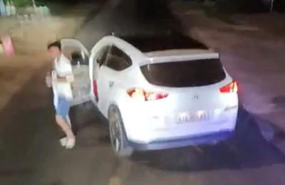 Xác minh thông tin thanh niên 'chơi ngông', đỗ xe con chặn đường