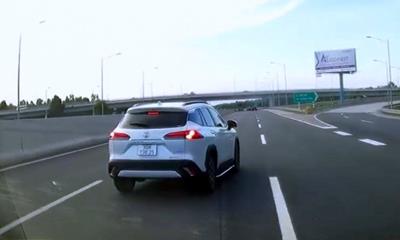 Thót Tim Với Pha Tạt Đầu Gây Cấn Của Tài Xế Xe Toyota Trên Cao Tốc, Suýt Gây Họa Cho Người Đi Sau