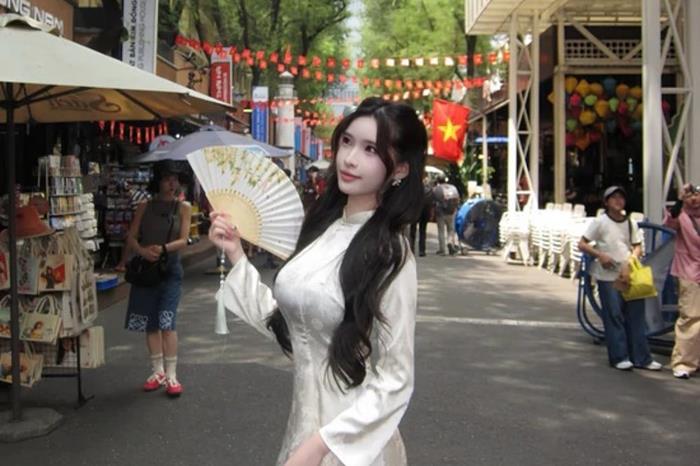 Nữ idol ngoại quốc diện áo dài, đội nón lá khi đến Việt Nam khiến CĐM thích thú