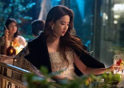 Lưu Diệc Phi có cứu ván nỗi "Câu chuyện Hoa Hồng"?