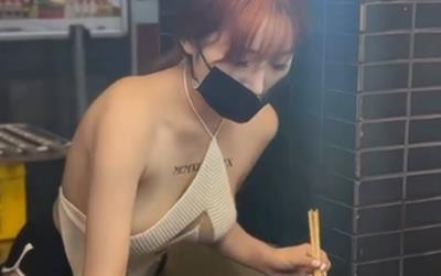 Diện đồ kiệm vải bán hàng ở chợ đêm, cô gái thu hút sự chú ý