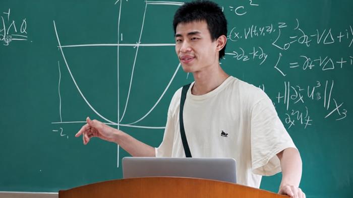 "Vi Thần" Vi Đông Dịch nhận giải khoa học tự nhiên quốc gia Trung Quốc