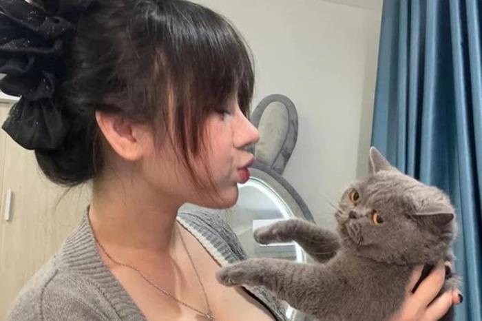 Zin thích nấu ăn gây chú ý với màn "hóa thân" thành cô thư ký