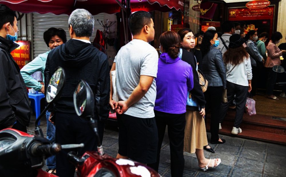Người dân đổ xô xếp hàng chờ mua/bán vàng vào trưa 9/4 tại Hà Nội.