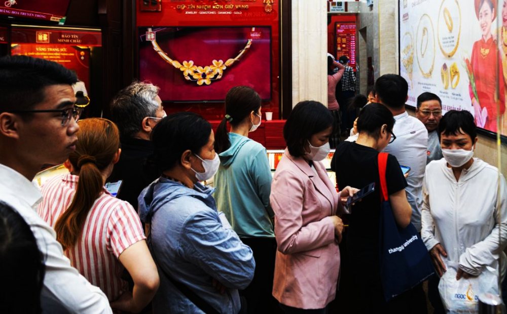 Người dân đổ xô xếp hàng chờ mua/bán vàng vào trưa 9/4 tại Hà Nội.