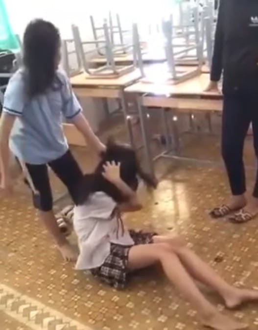 Phẫn nộ Clip Nữ sinh THCS ở TP Thủ Đức bị 1 nhóm nữ sinh đánh đập ở trong lớp 1