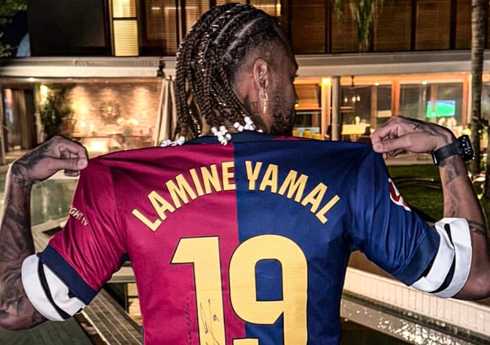 Neymar mặc áo đấu của Yamal.