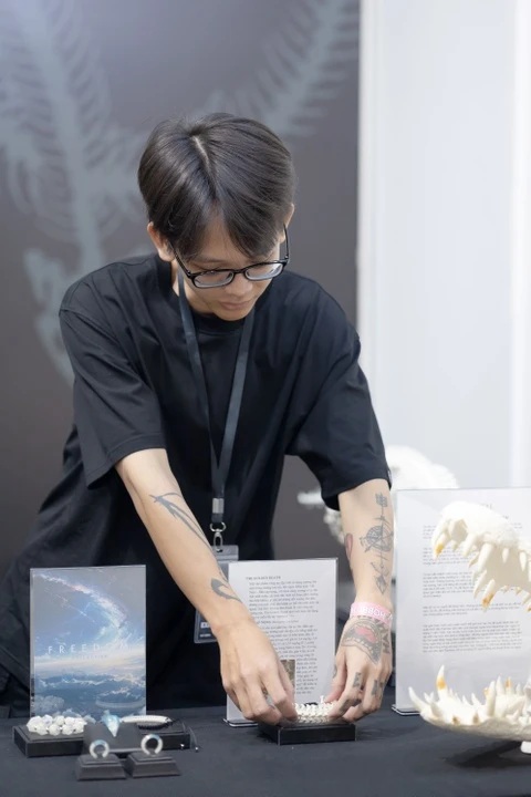 Quang Nhã tự mày mò học chế tác tiêu bản xương động vật.