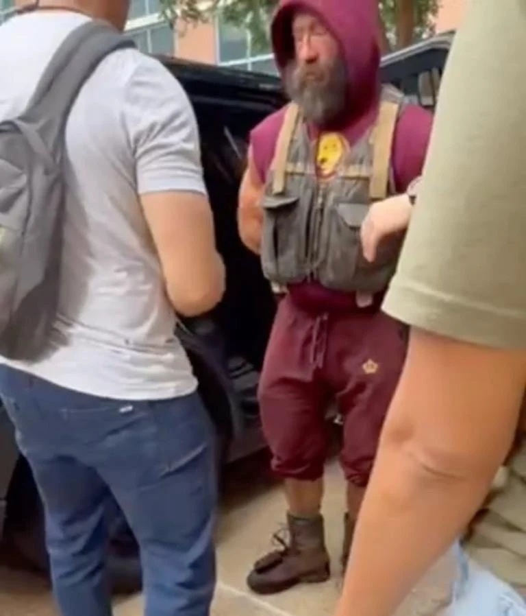 Video cho thấy "Vua Gan" bị bắt vì tội đe dọa khủng bố (cấp độ nhẹ) đối với Joe Rogan tại quận Travis (bang Texas, Mỹ). Ảnh: @liverking/Instagram.