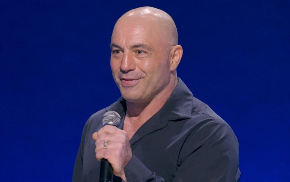 Joe Rogan, một trong những người quyền lực nhất giới truyền thông Mỹ, nhiều lần chỉ trích vì lối sống giả tạo và từng sử dụng chất cấm của "Vua Gan". Ảnh: Netflix.