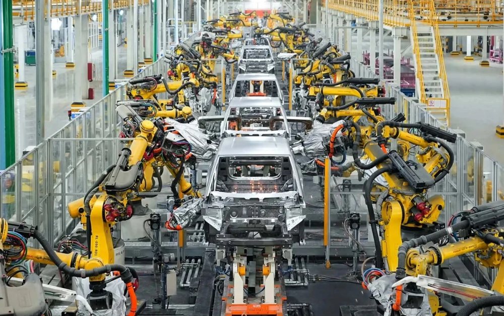 Dây chuyền sản xuất của BYD sáng đèn cả ngày và đêm, vốn từng là niềm tự hào của thương hiệu này, giờ đây đã phải cắt giảm công suất chỉ còn 66% so với trước.